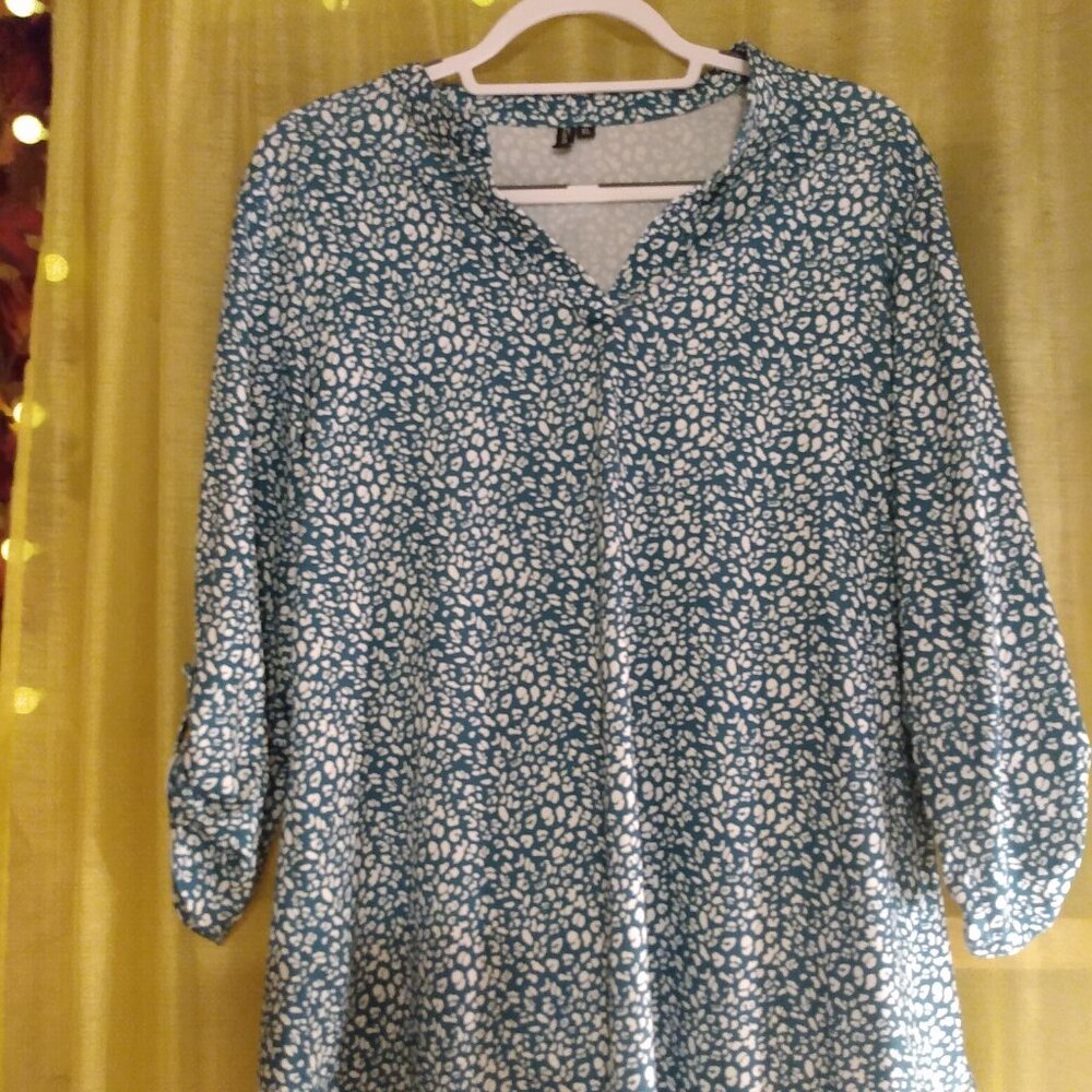 Zattcas V- Neck animal print Blouse Green & white XL